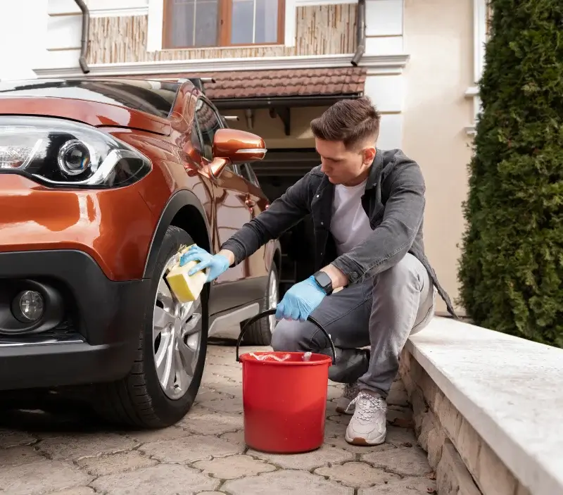 Lavage auto à domicile Le Pin-au-Haras : professionnel intervenant sur un véhicule